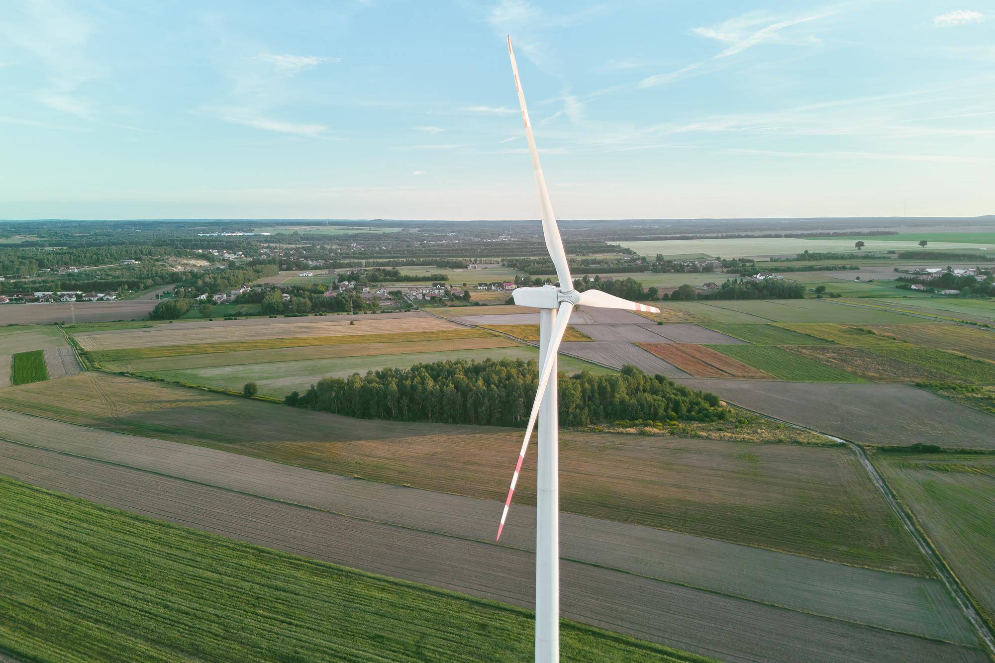 Ile ma wysokości wiatrak energetyczny w Polsce i dlaczego to ważne?