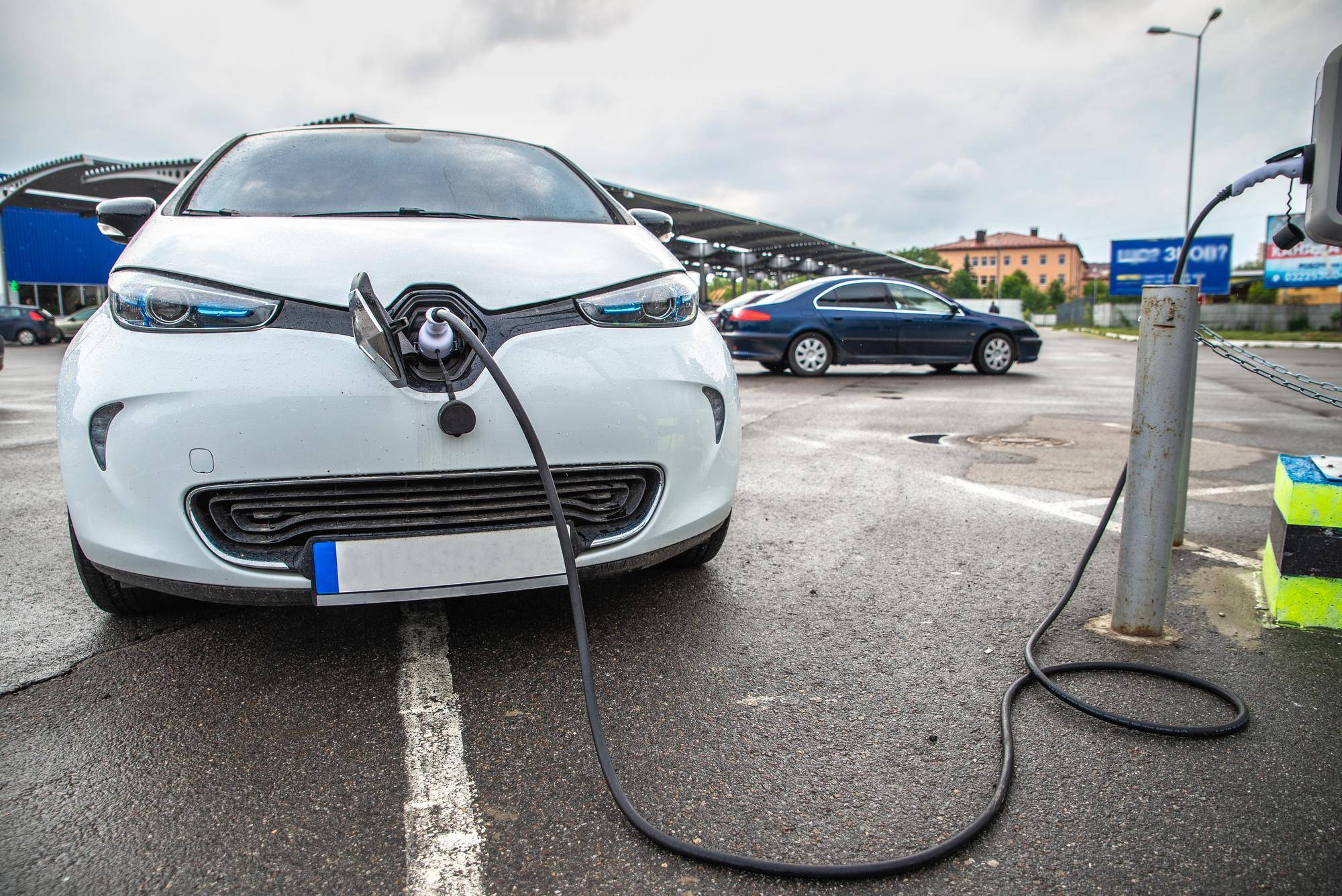 Ile samochodów elektrycznych jeździ dziś po polskich drogach?
