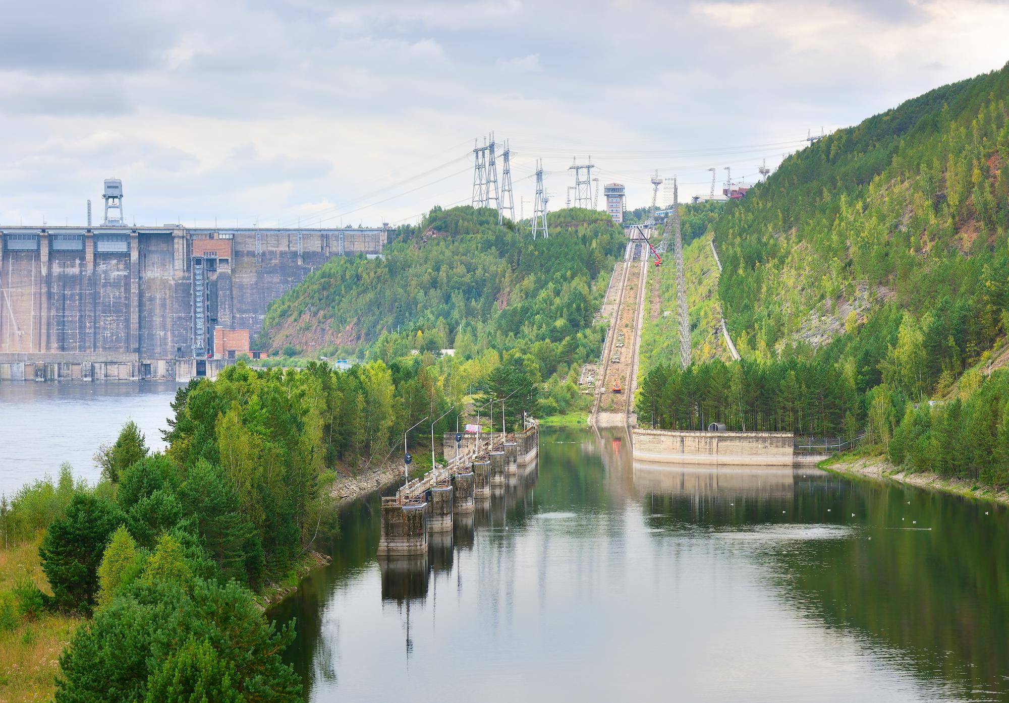 Jak działają elektrownie szczytowo pompowe w Polsce i dlaczego są ważne?